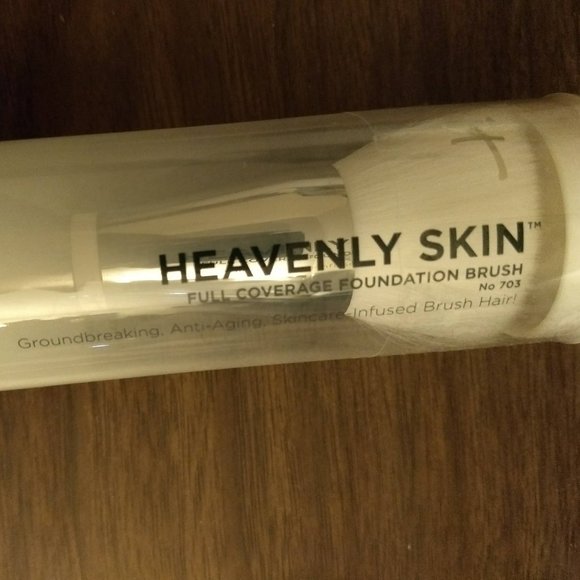 NIB IT Cosmetics Heavenly Skin Full Coverage Foundation Brush No. 703 - Picture 1 of 3